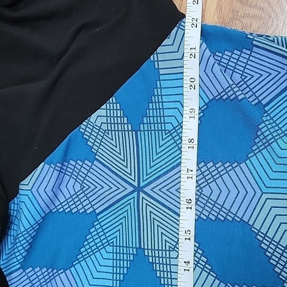 LuLaRoe☆ Randy 3/4 Sleeve Crewneck Blue Graphic/Black Trim & Sleeves Size 2XL - Picture 4 of 4
